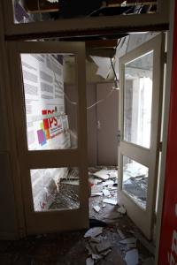 Les locaux de la fédération du Parti socialiste de l’Aude, à Carcassonne, ont été endommagés dans la nuit du 16 au 17 juillet par un engin explosif. © MAXPPP/L’INDEPENDANT/M. CLEMENTZ
