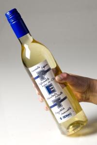 Premier constat, sur douze mois, le PET 3 % protège aussi bien le vin de l’oxydation que le verre. © P. ROY