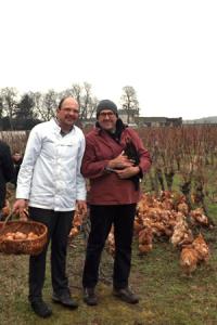 Philippe Boucard (à droite) accueille dans ses vignes le restaurateur Vincent Simon, propriétaire des poules. © I. PROUST