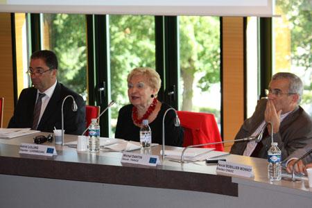 Pascal Férat, président du syndicat général des vignerons (SGV) de Champagne, Astrid Lulling, députée européenne et présidente de l'intergroupe Vins, Michel Dantin, député européen, lors de la réunion organisée par le SGV autour du thème de la libéralisation des droits de plantation, à Epernay le 8 juillet 2001.