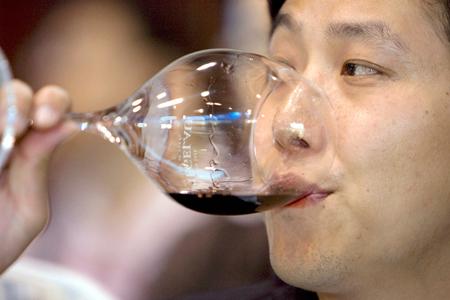 Pour pouvoir continuer à bénéficier d’une taxation avantageuse à l’exportation de vin en Chine, les formulaires des autorités chinoises doivent être rendus le 12 juillet. © A. HOFFORD/SINOPIX-REA