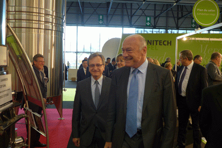 Alain Rousset, président de la région Aquitaine en train de visiter le salon le jour de son ouverture avec Bernard Sevrin, président du Vinitech