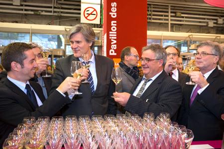 Stéphane Le Foll, le ministre de l'Agriculture, sur le pavillon des vins, au Salon de l'agriculture, avec Jérôme Despey (à gauche), président du conseil spécialisé vin à FranceAgriMer. © G. DEFOIS