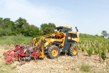 La loi Macron autorise désormais la conduite des tracteurs et engins agricoles limités à 40 km/h à toute personne titulaire du permis B. ©M.CAILLON