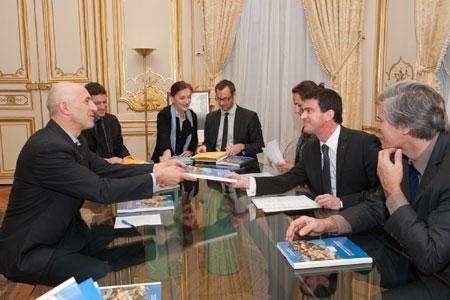 Remise du rapport sur l’utilisation des pesticides par le député Dominique Potier au Premier ministre Manuels Valls, le 23 décembre. ©B.GRANIER/MATIGNON