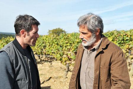 Jalil Lespert (à gauche) reprend en mains le domaine viticole de son père, joué par Gérard Lanvin.