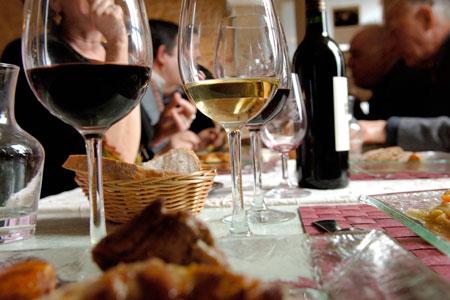 Les consommateurs apprécient la vente de vin au verre dans les restaurants. ©P.ROY