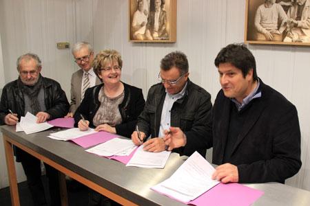 Les représentants de la MSA 49 et les dirigeants de la Coopérative de Saumur ont signé un contrat de prévention pour deux ans (à droite, Marc Bonnin, président de la coopérative). © J.-C. MICHOT / MSA 49