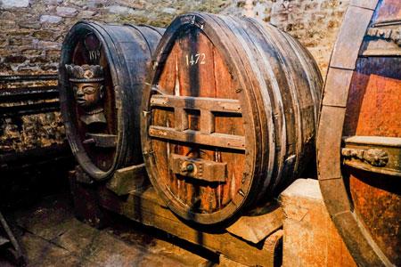 L’ancien fût oblong montrant des signes de fatigue, le vin de 1472 va être transvasé dans un nouveau, réalisé à l’identique. ©Hôpitaux universitaires de Strasbourg
