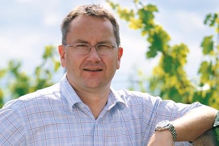 « Nous travaillons 90 % des vignes en bio. Or, il n’y a pas de produits biologiques homologués pour le traitement aérien », déplore Stéphane Chaise, directeur général du domaine Schlumberger, dans le Haut-Rhin.
