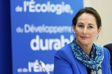La ministre de l’Écologie Ségolène Royal a annoncé sa volonté d’interdire les épandages de produits phytosanitaires à proximité des écoles. © G. ROLLE/REA