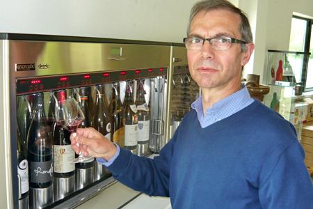 Thierry Prat vient d’ouvrir un magasin de vente en détail de vin à Beaune (Côte-d’Or). © C. MICHELIN
