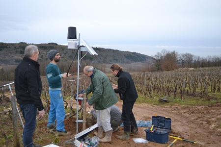Les 29 et 30 janvier, des stations ont été installées dans les vignes de l’appellation Saint-Romain pour recueillir des données météorologiques et des données sur le sol à très petite échelle. © C. MICHELIN