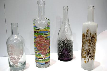 Les différentes techniques de décoration (encres thermosensibles, odorantes, laquage…) permettent de personnaliser sa bouteille pour la rendre unique. © A. AUTEXIER