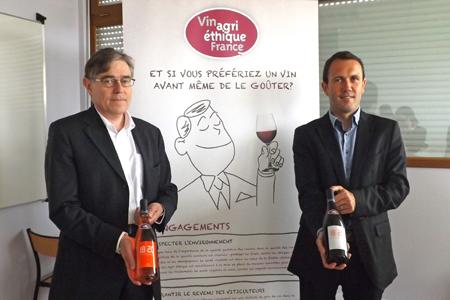 Daniel Nairaud et Ludovic Brindejonc, directeur d'Agri-Ethique, ont lancé ensemble le premier vin éthique de France. © I. Proust