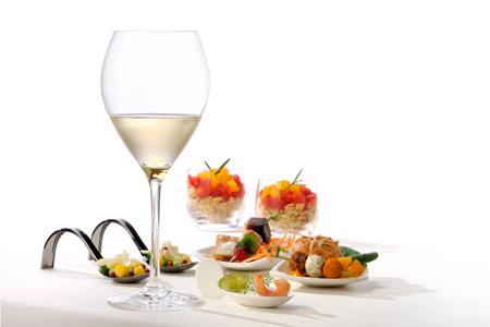 Les restaurants partenaires des Tables du Gers proposent des menus composés de produits du Sud-Ouest servis avec des vins de côtes de Gascogne.