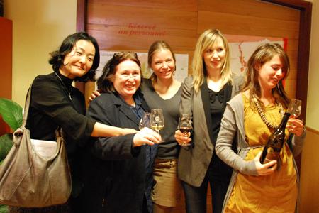 Junko, Régine le Coz, Mathilde, Tania et Anna, toutes membres de l'association Femmes et vins du monde. © P. GALAUD