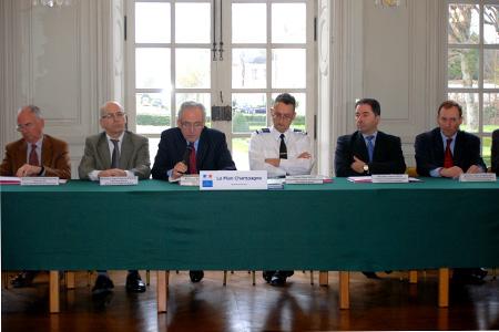 Les organisations professionnelles viticoles et la gendarmerie ont signé le Plan champagne le 23 janvier 2012 à la préfecture de région Champagne-Ardenne.