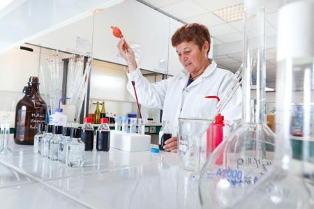 Magali Grinbaum, responsable du laboratoire d’analyses de résidus à l’IFV d’Orange (Vaucluse). © C. GRILHE