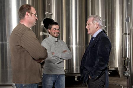 Philippe Madrelle (à droite), le patron du département de la Gironde, est décidé à épauler la filière viticole © A. GILBERT
