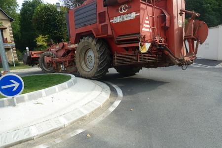 Il a été démontré que les tracteurs et camions n’ont pas d’autre choix que de monter sur le rond-point pour le franchir. © D. GOULARD