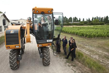 Bordeaux : une formation de tractoriste… au féminin © B. FENOUIL/REA