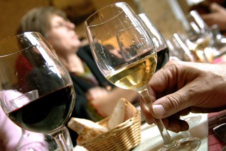 L’offre de vin au verre se généralise dans les restaurants. 96 % des établissements sondés par CHD Expert propose aujourd’hui ce service. © P. ROY