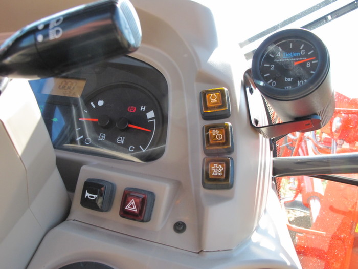 Sur le tableau de bord, le bouton supérieur droit permet de maintenir le régime moteur constant lorsque la charge augmente ponctuellement.