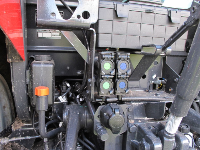 En standard la pompe hydraulique alimente deux distributeurs à commandes mécaniques avec un débit de 66 l/min. 