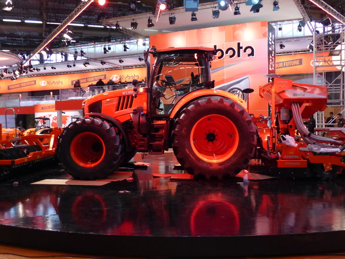 Kubota montre ses ambitions avec un stand immense combinant nouveaux tracteurs et outils tractés.