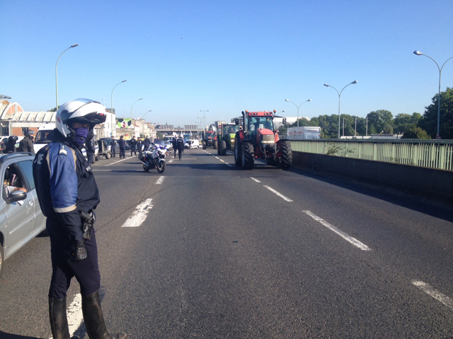 10h00 - Arrivée des manifestants et des tracteurs à la porte de la Chapelle. Photo : C. Faimali/GFA