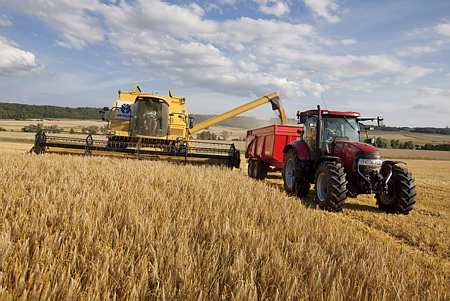 Récoltes de 2010 : rendements du blé tendre et de l'orge prévus en baisse de 5 q/ha (ministère). Notre photo : récolte d'orge. (Photo : Watier)