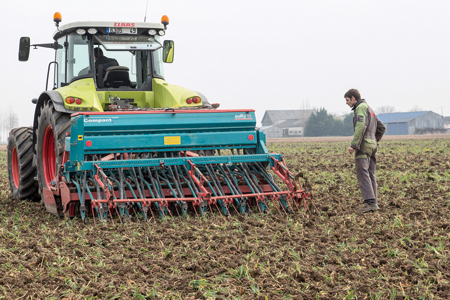 Les semis d'orge se font dans des conditions difficiles (ici dans le Maine-et-Loire, le 26 mars 2013, après un couvert d'avoine). Photo : Watier