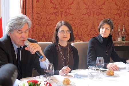 Bérengère Lafeuille (à droite), journaliste à La France Agricole, a reçu le 2ème prix Afja du journalisme agricole des mains du ministre de l’Agriculture, Stéphane Le Foll. 