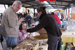 Fête de la châtaigne, le 20 novembre 2011 à Alès. Une productrice  propose des crèpes à base de farine de châtaigne.