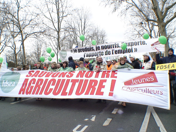 Redistribution des aides: les agriculteurs de la grande partie nord du pays manifestent à Paris